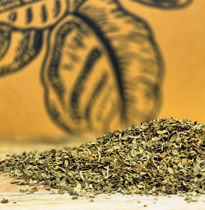 Bio Basilikum geschnitten von Hofkraut auf Holzbrett in Nahaufnahme