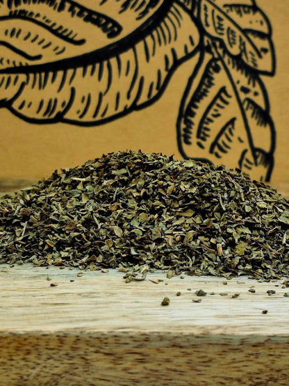 Bio Basilikum geschnitten von Hofkraut auf Holzbrett in Nahaufnahme