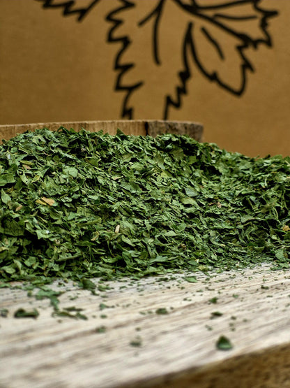 Bio Petersilie gerebelt von Hofkraut auf Holzbrett in Nahaufnahme