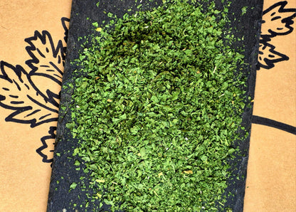 Bio Petersilie gerebelt von Hofkraut auf Schieferplatte in Nahaufnahme