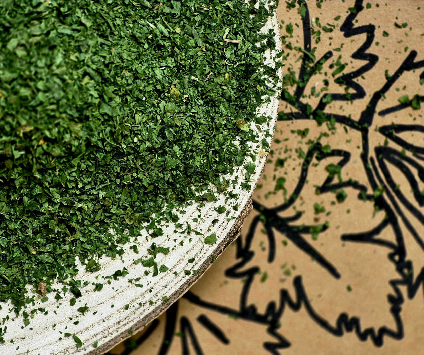 Bio Petersilie gerebelt von Hofkraut auf Holzbrett in Nahaufnahme