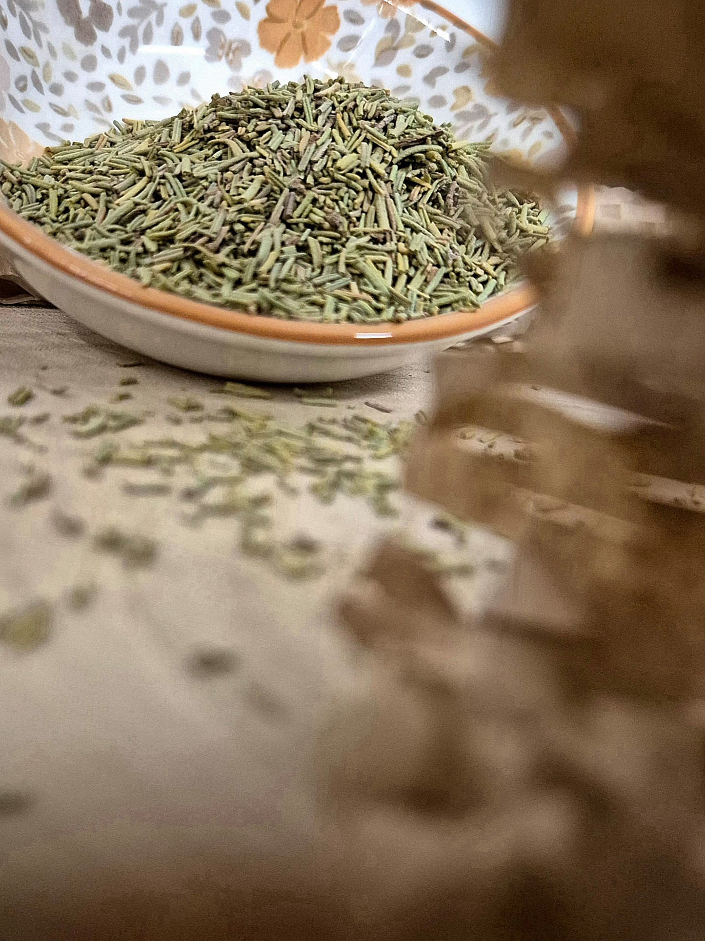 Bio Rosmarin geschnitten von Hofkraut in Schale in Nahaufnahme