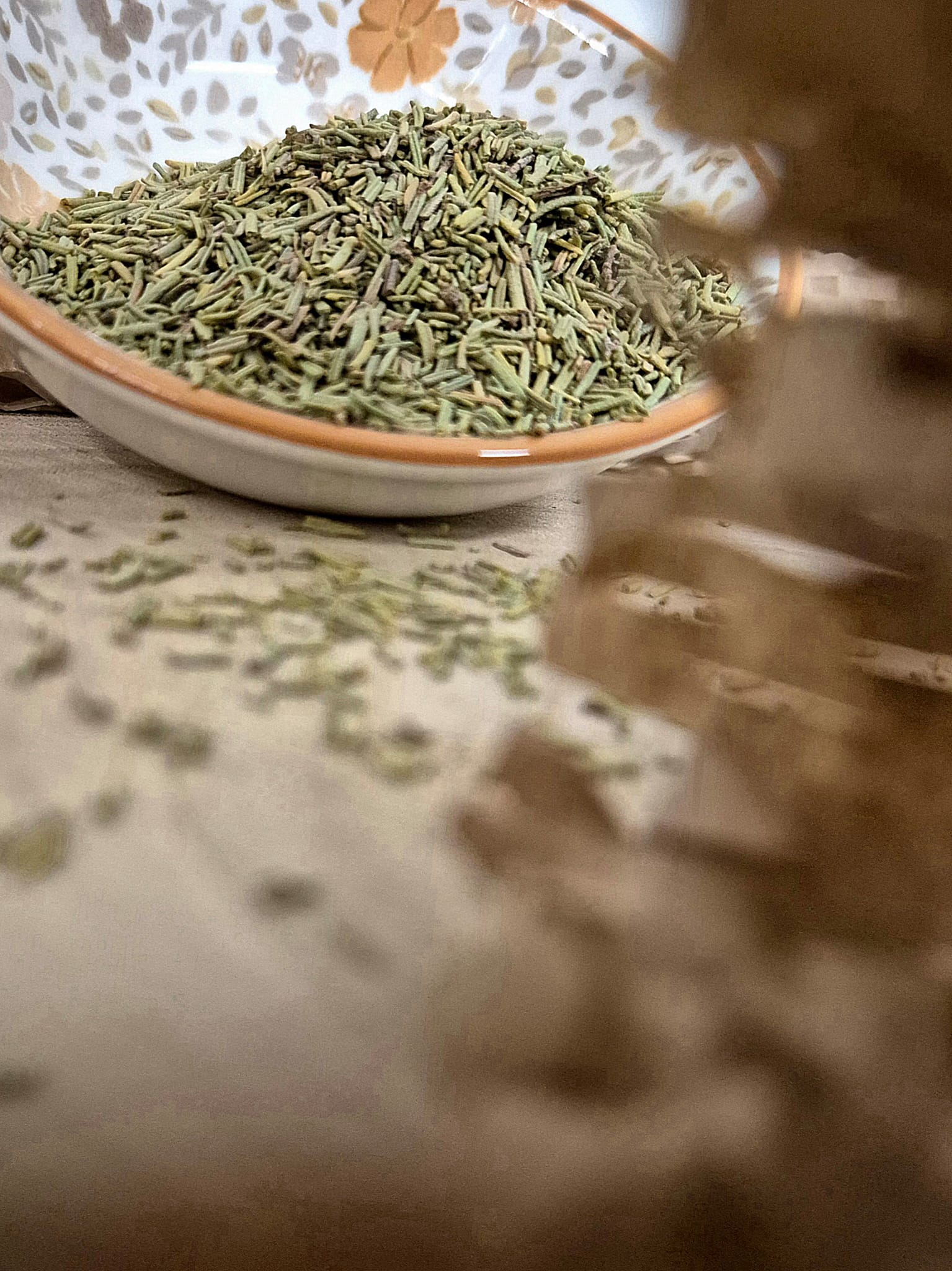 Bio Rosmarin geschnitten von Hofkraut in Schale in Nahaufnahme