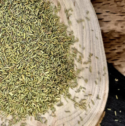 Bio Rosmarin geschnitten von Hofkraut auf Holzbrett in Nahaufnahme