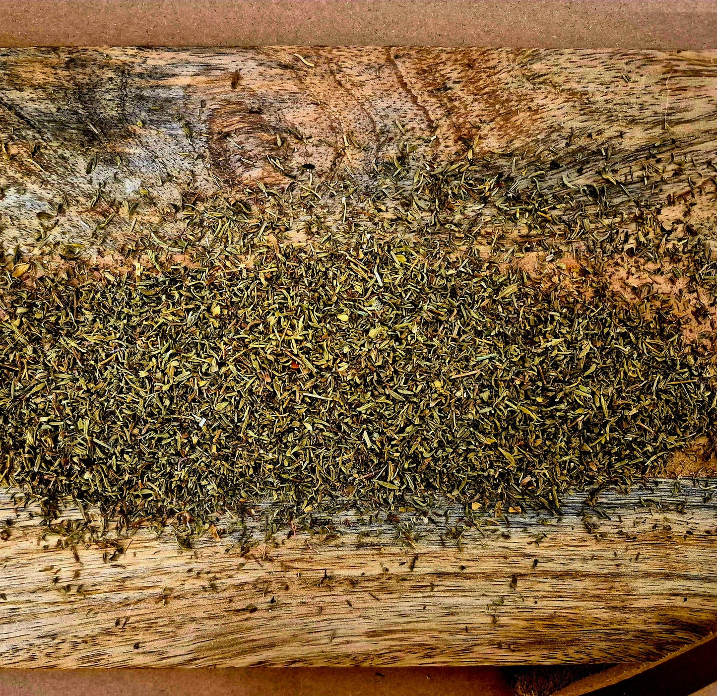 Bio Thymian geschnitten auf Holzbrett in Nahaufnahme