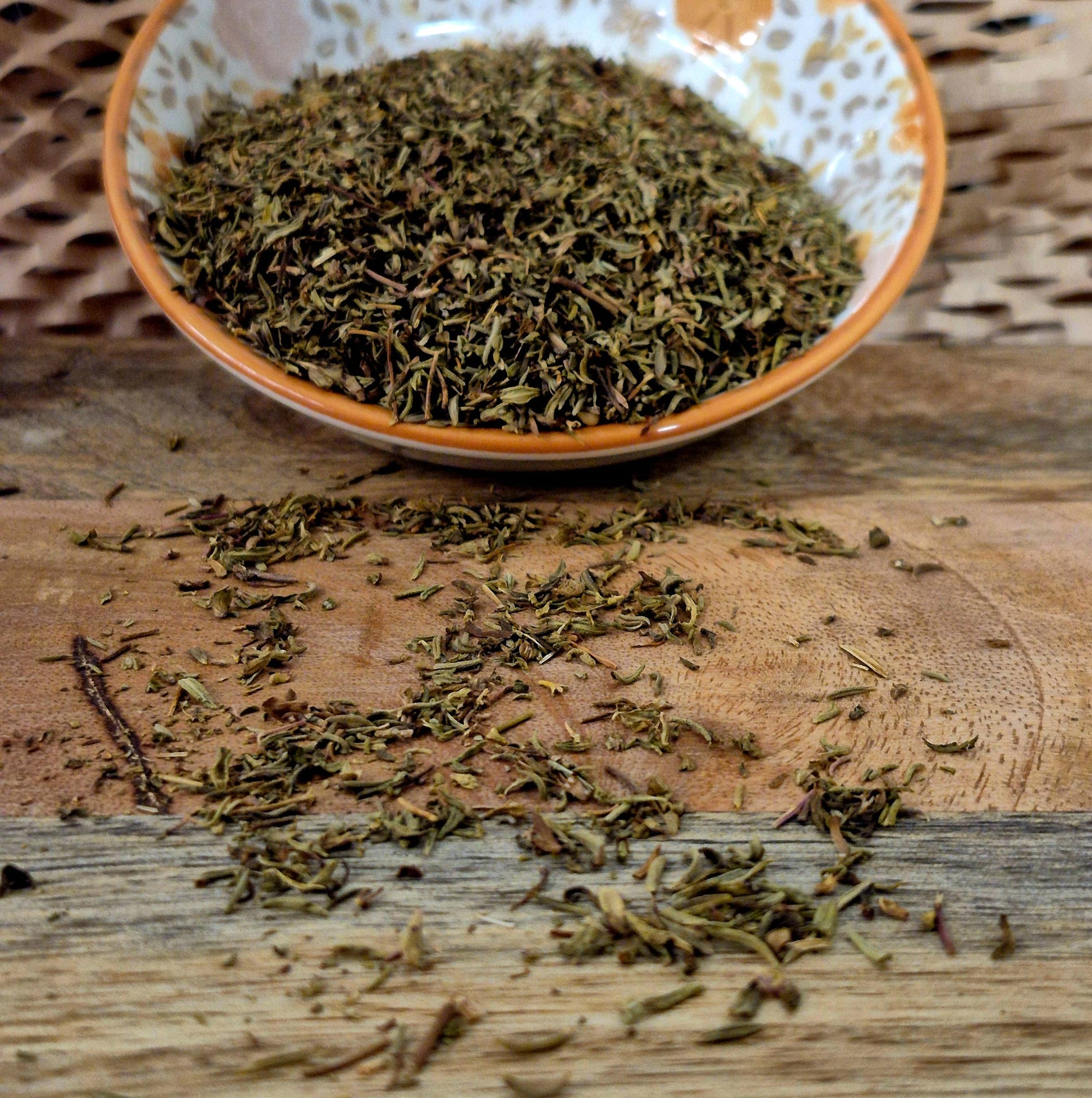 Bio Thymian geschnitten von Hofkraut in Schale in Nahaufnahme