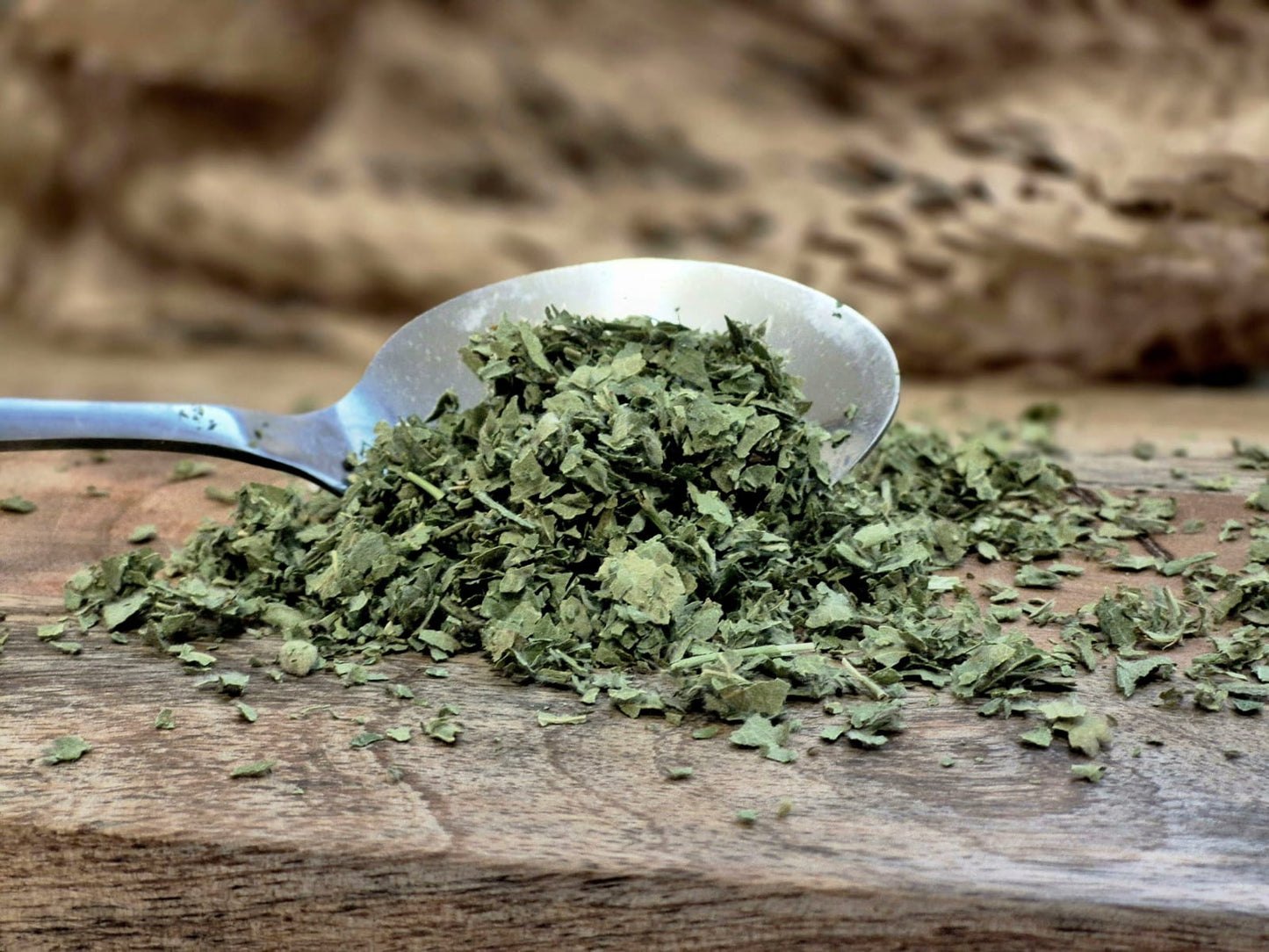 Bio Frauenmantelkraut geschnitten von Hofkraut auf Holzbrett in Nahaufnahme