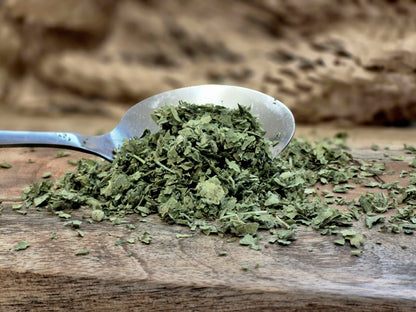 Bio Frauenmantelkraut geschnitten von Hofkraut auf Holzbrett in Nahaufnahme