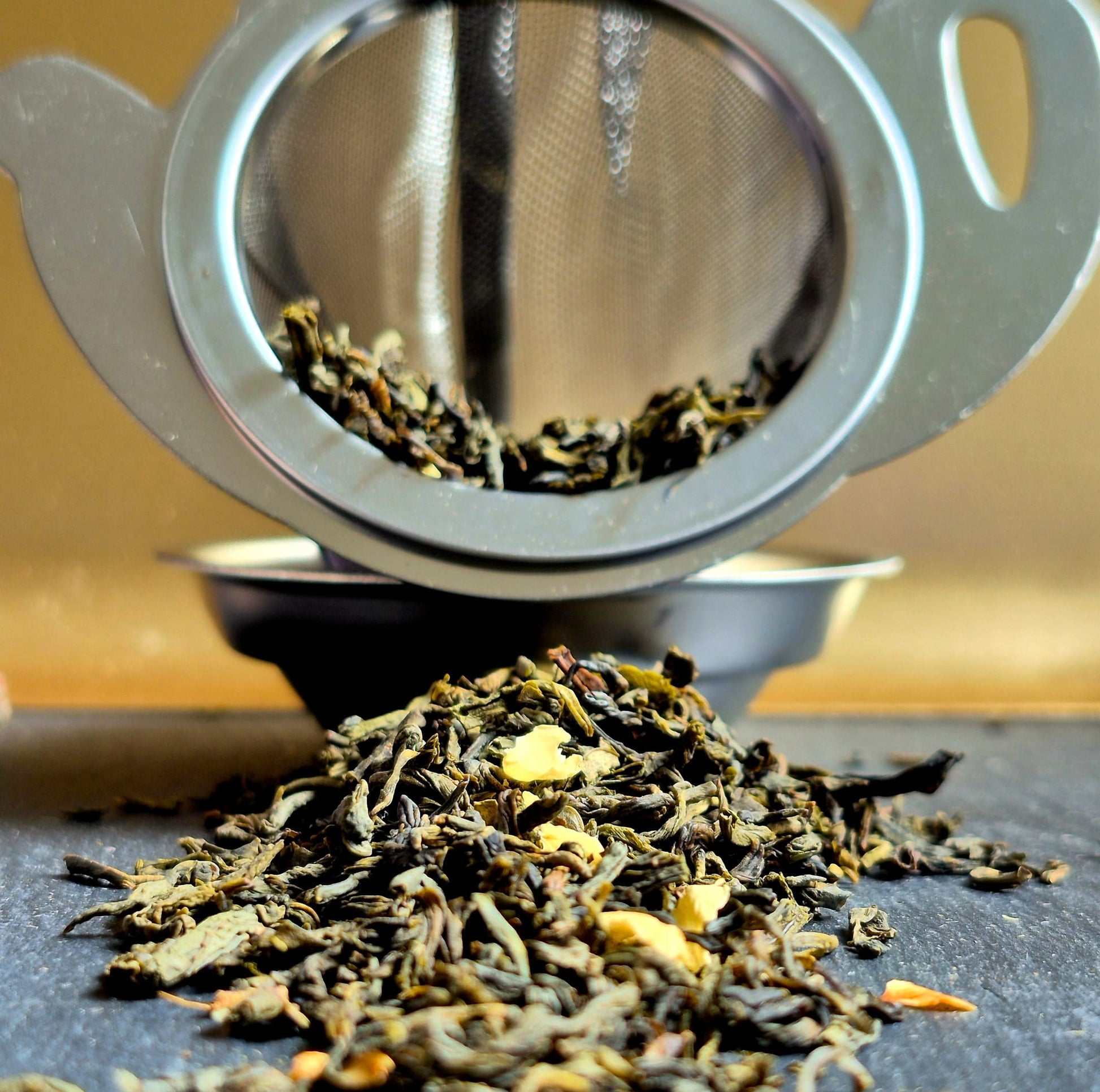 Grüntee China Jasmin OP von Hofkraut im Teesieb in Nahaufnahme