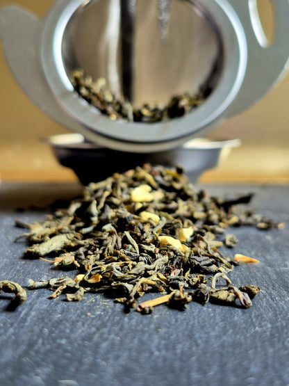 Grüntee China Jasmin OP von Hofkraut im Teesieb in Nahaufnahme