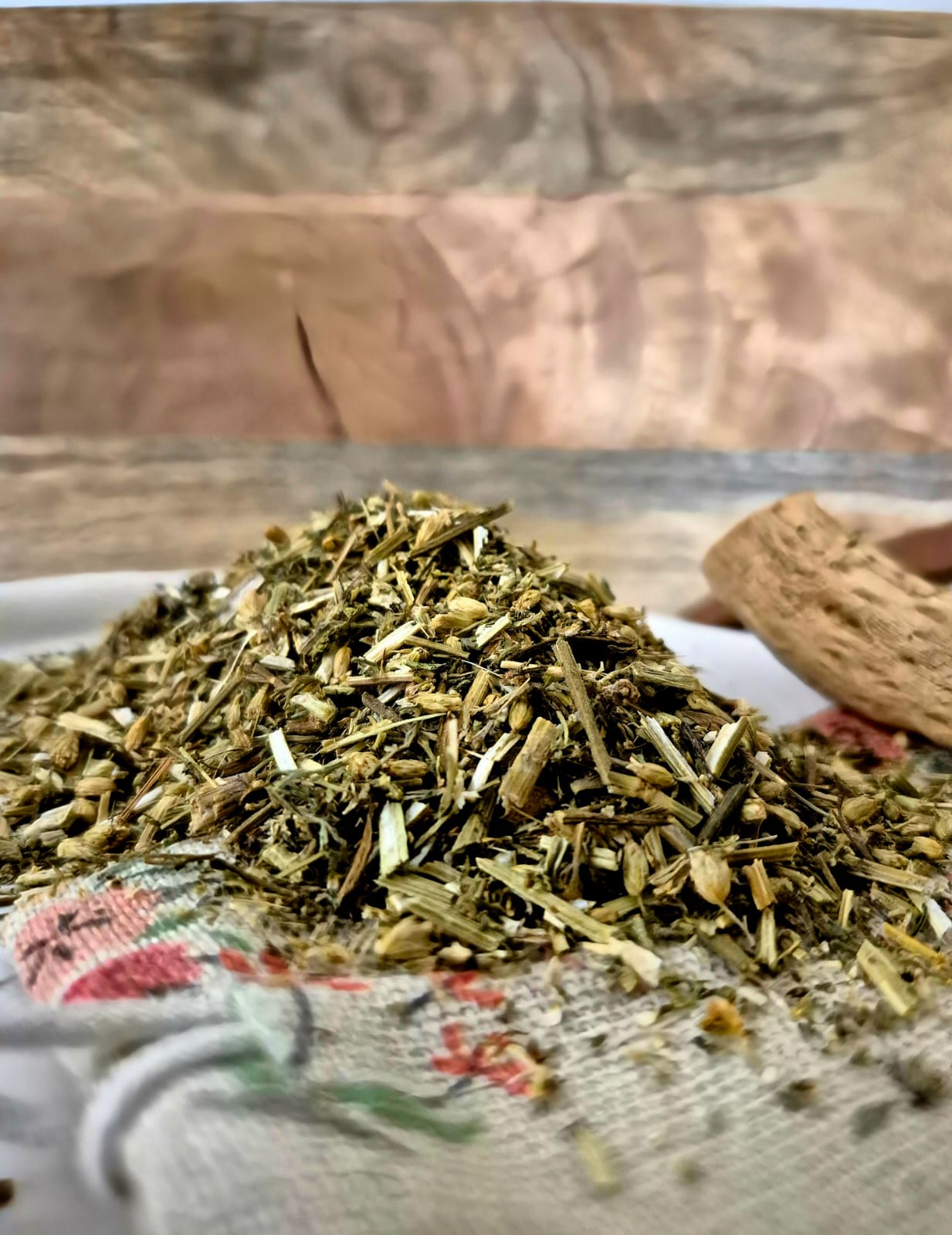 Bio Schafgarbenkraut geschnitten von Hofkraut auf Holzuntergrund in Nahaufnahme